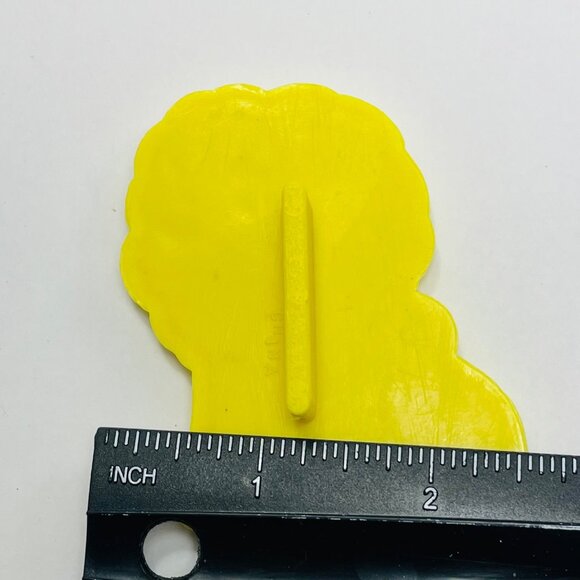 Lion-Shaped Yellow Imprint Cookie Cutter Vintage - Picture 5 of 5